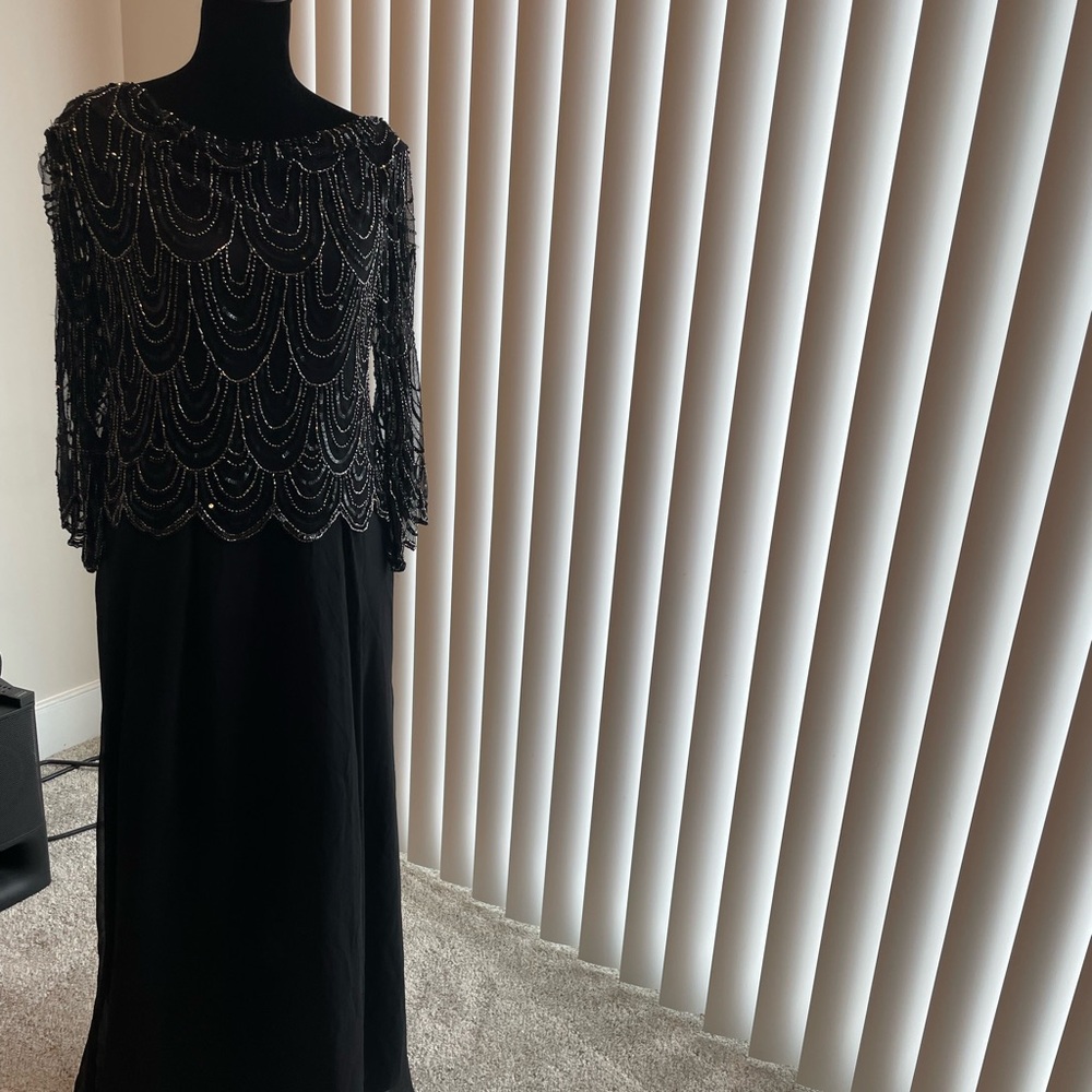 Jkara 3/4 sleeve scallop neck gown - ** Brand New**